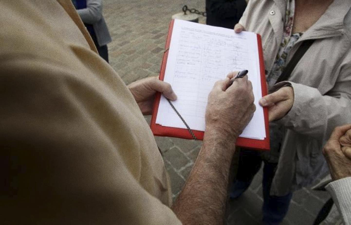 Initiative and referendum in a hostile context